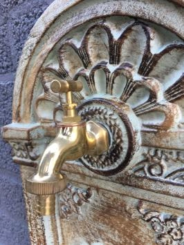 Gartenbrunnen, Gusseisen, grau-grün
